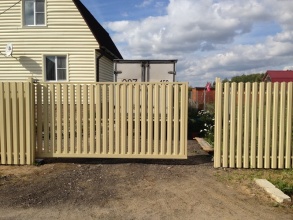 Ворота откатные из евроштакетника - пример 12 фото в Лотошино