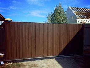 Откатные ворота из профнастила - пример 4 фото с установкой