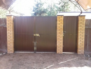 профнастил с распашными воротами - пример 11 фото в Лотошино