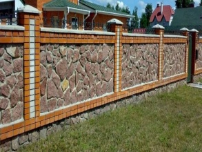Кирпичный забор с камнем 12 метров фото в Лотошино