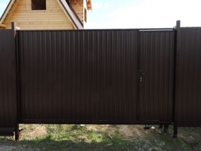 Ворота из профнастила откатные - пример 11 фото в Лотошино