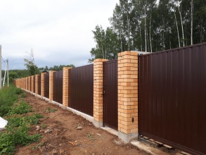 Кирпичный забор на ленточном фундаменте 12 метров фото в Лотошино