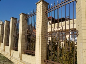 Кирпичный забор с ковкой  10 метров фото в Лотошино