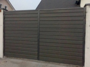 профнастил с распашными воротами - пример 15 фото под ключ