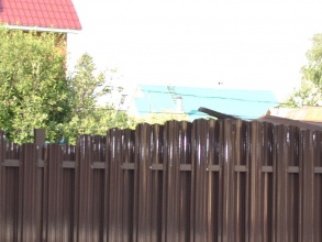 Забор из евроштакетника на ленточном фундаменте 10 метров фото в Лотошино