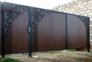 Распашные ворота из профнастила - пример 1 фото в Лотошино